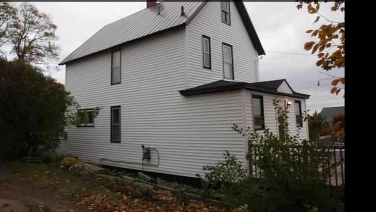 Foto principal - 1002 E 2nd St