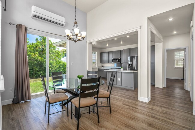 Building Photo - Beautiful Designed Spacious 3 bed/2.5 Bath...