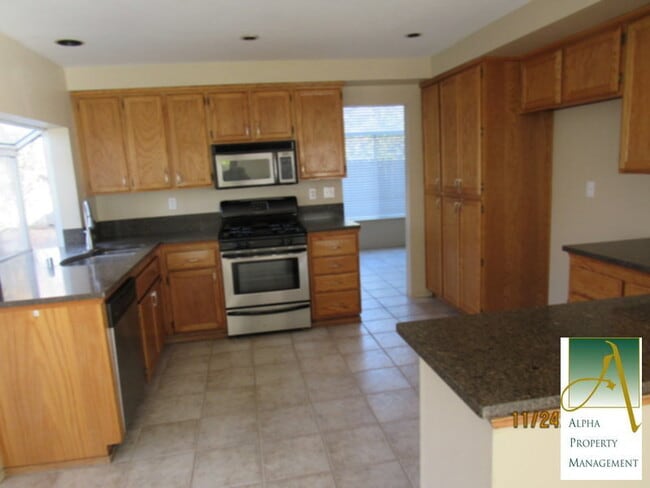 Building Photo - Nice &amp; large clean house .