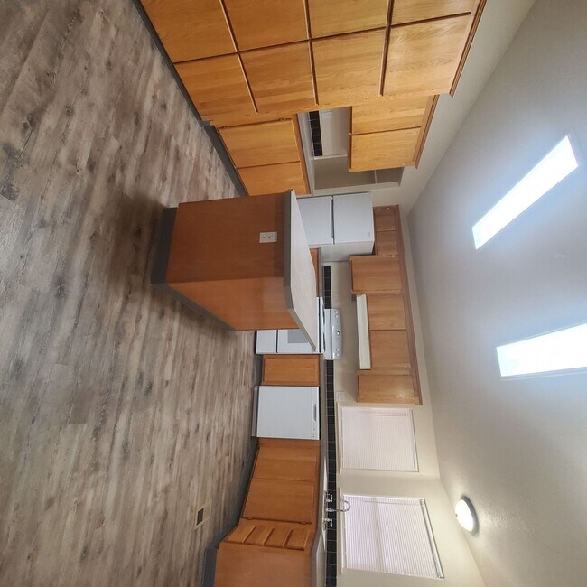 Foto del edificio - Pet Friendly 4 Bed / 2Bath Home w/ Garage