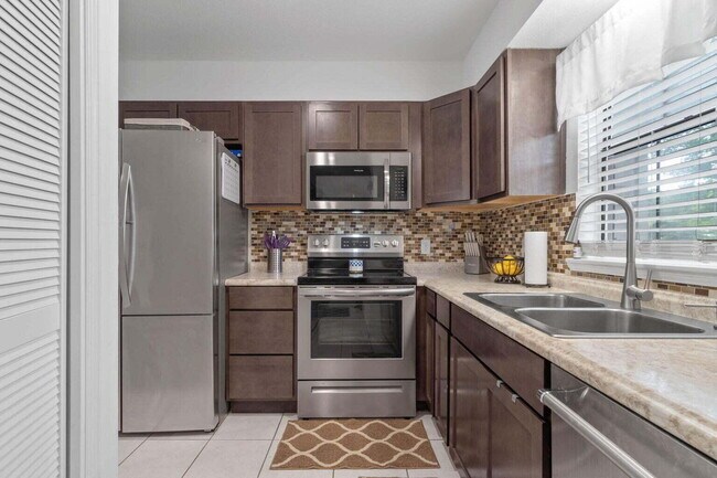 Foto del edificio - 216 Cloverdale Blvd