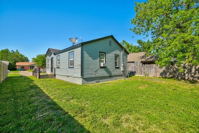 Building Photo - 3 bed 1 bath in Oklahoma City - Half off o...
