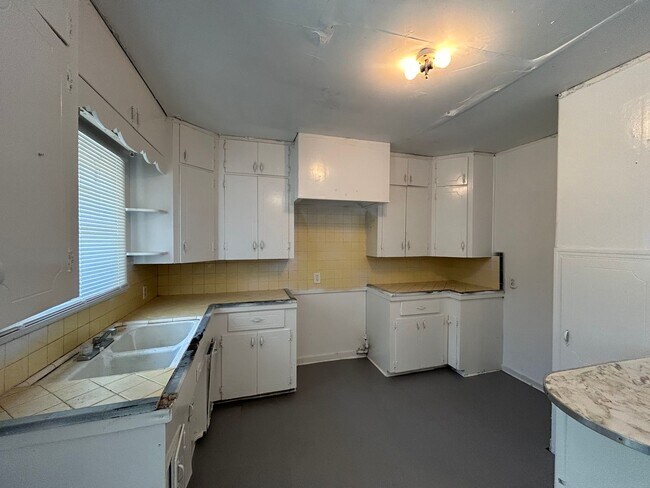 Building Photo - Beautiful Two Bedroom home