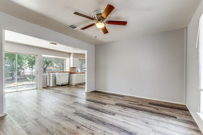 Building Photo - 3 bed 3.5 bath located in Westwood Park Subdivision