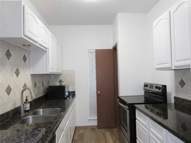 Building Photo - 2300 Augusta Dr