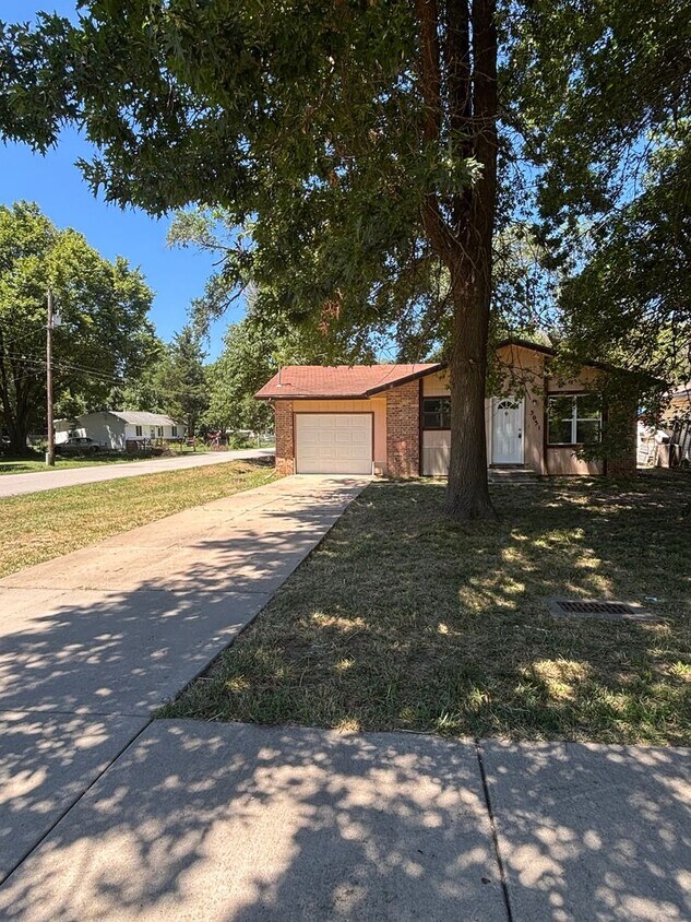 Foto principal - Available Now 3 bedroom 1.5 bathroom 1 car...
