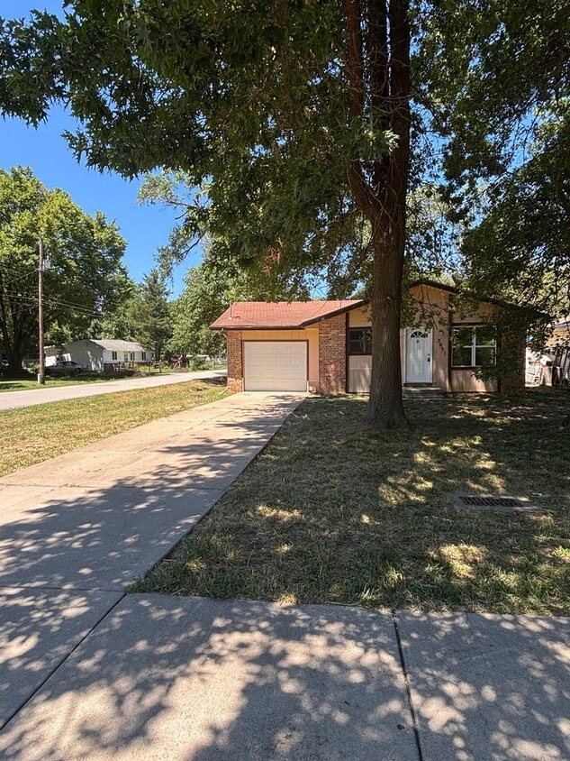 Primary Photo - Available Now 3 bedroom 1.5 bathroom 1 car...