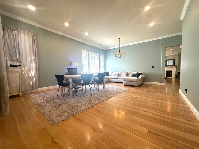 Foto del edificio - Gorgeous single story with Pool!