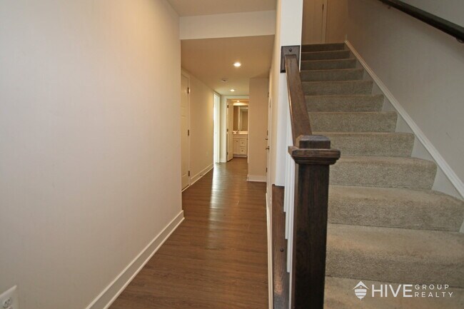 Foto del edificio - Spacious 4-Bed, 3.5-Bath with Garage!