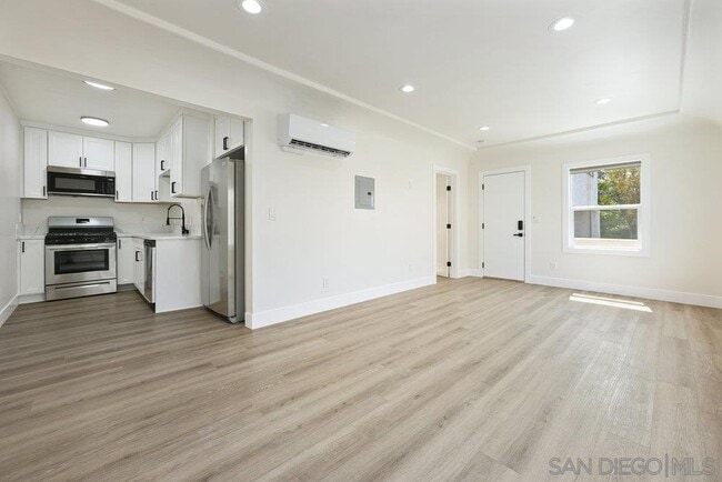 Building Photo - 3764 Villa Terrace