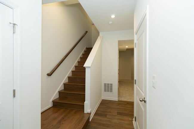 Foto del edificio - 3 Bed/3.5 Bath NEW Townhome in Charles Tow...