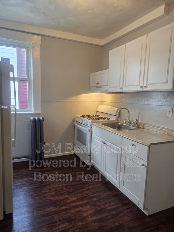 Building Photo - 64 Hollis St