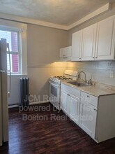Building Photo - 64 Hollis St