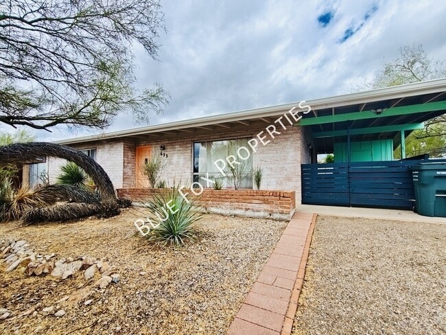 Building Photo - 633 N Avenida Calma