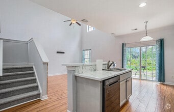 Building Photo - 1120 Fairway Ln