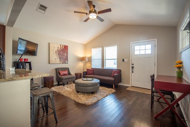 Building Photo - 908 Romeria Dr
