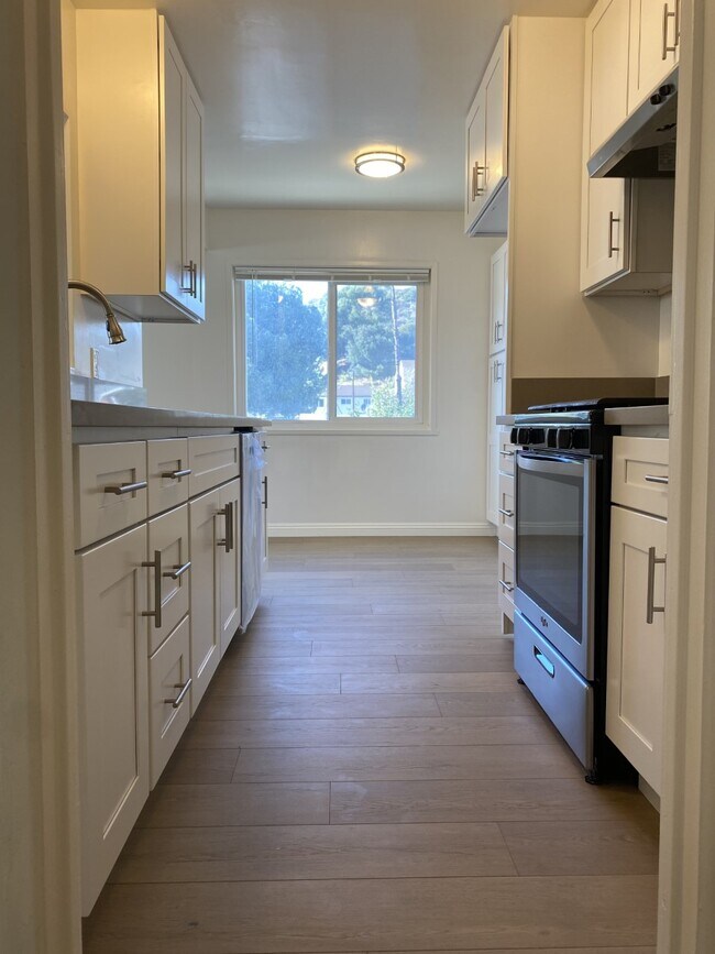 Kitchen - 2104 Lilac Ln
