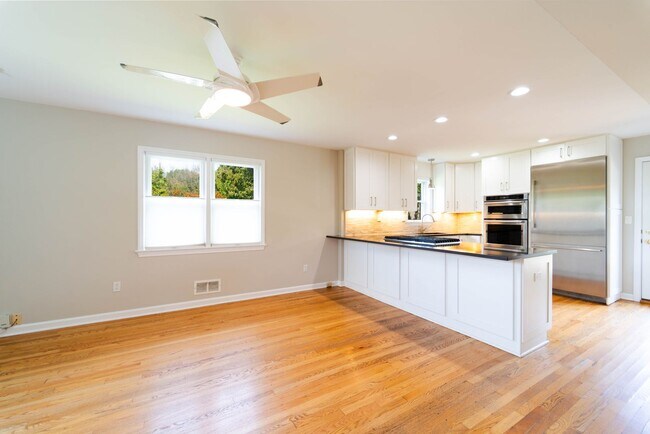 Foto del edificio - Spacious Split-Level with In-Law Suite & B...