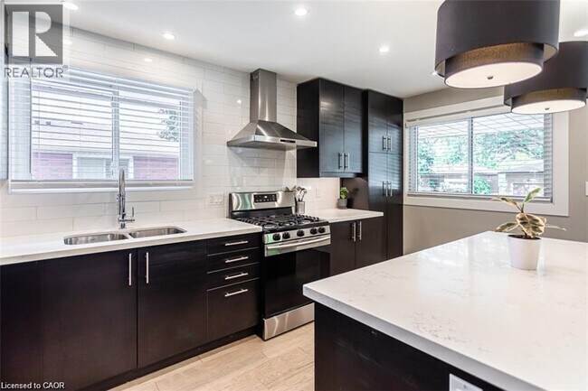 Building Photo - 47 Atwater Crescent