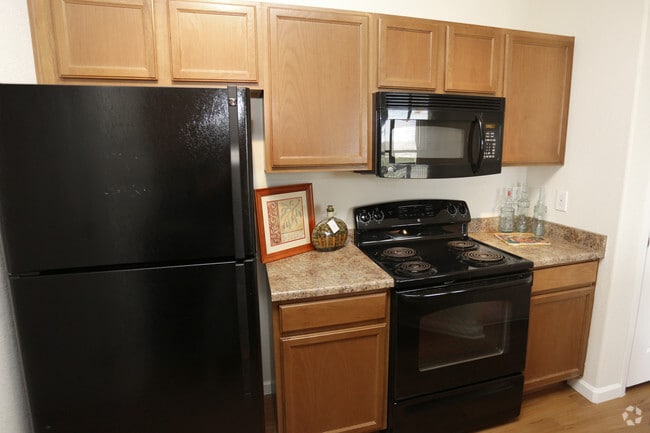 1BR, 1BA - 748 SF - Villas at Park West