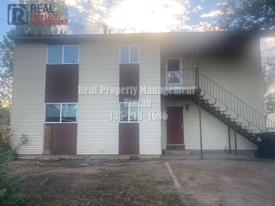 Primary Photo - Cute 3 Bedroom 1 Bathroom Apartment $400 O...