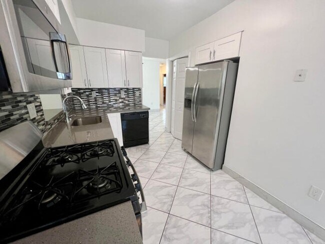 Building Photo - 8640 Wilshire Dr