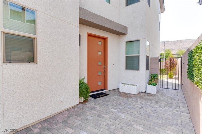 Foto del edificio - 6333 Redstone Hls Dr