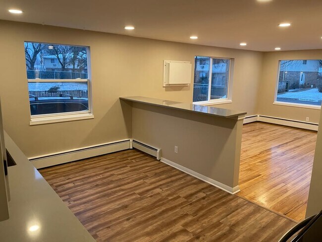 Building Photo - 415 Algoma St