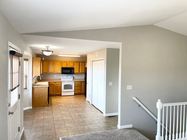 Building Photo - Adorable & Spacious Main Level Living in W...