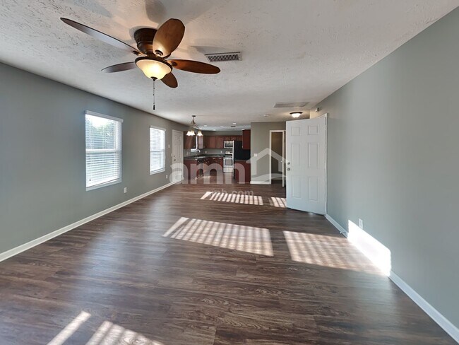 Foto del edificio - 1010 Harmony Ln