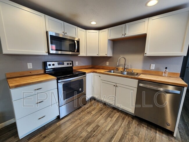 Building Photo - 609 1st St W