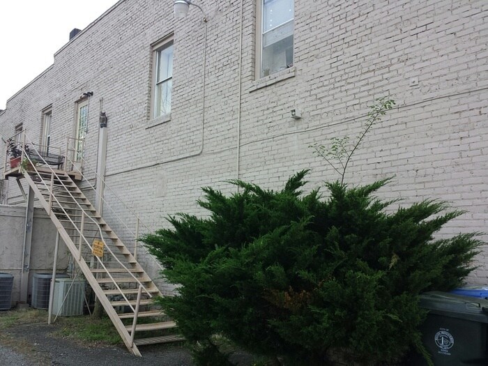 Primary Photo - ONE BEDROOM, ONE BATH APARTMENT