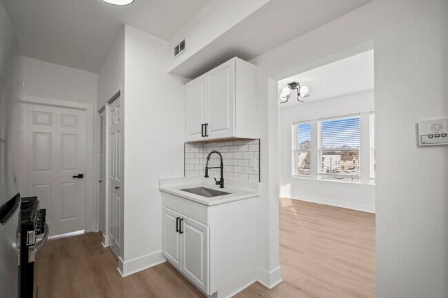 Foto del edificio - 3049 W Berteau Ave