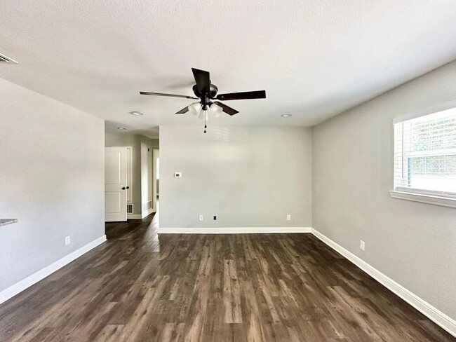 Building Photo - Available Now! Recently Remodeled 2 Bedroo...