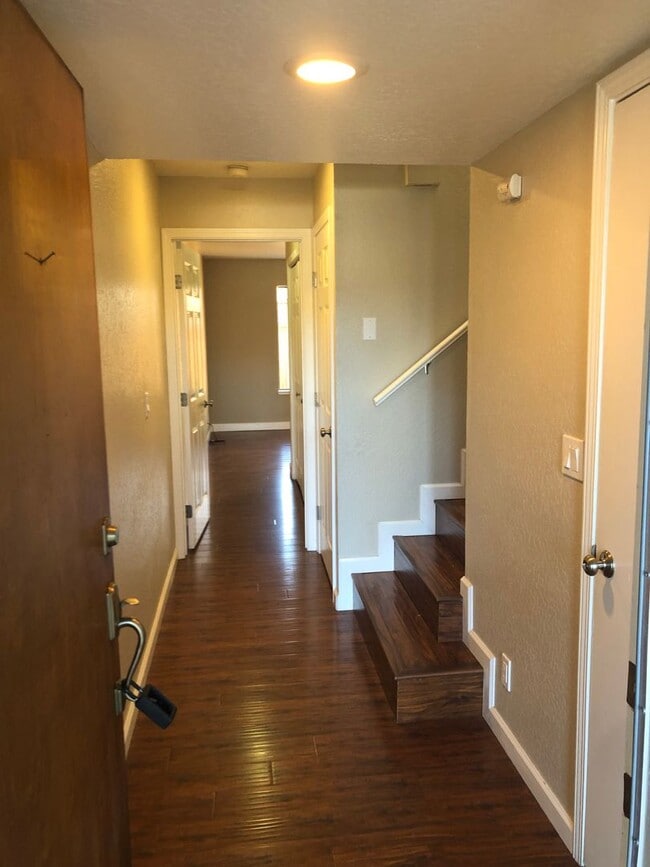 Building Photo - 2Br/2Ba - 1 Car Garage Townhouse in the He...