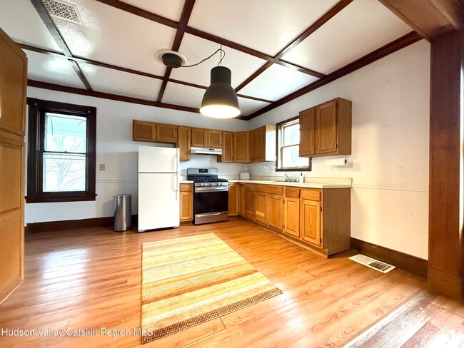 Building Photo - 5 Clum Hill Rd