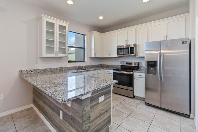 Building Photo - Bright & Stylish 3-Bedroom Townhome with Pond Views in Gated Seven Oaks