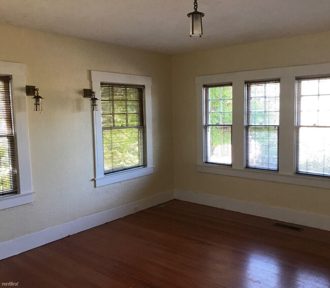 Building Photo - 2 br, 1 bath Apartment - 800 B Street