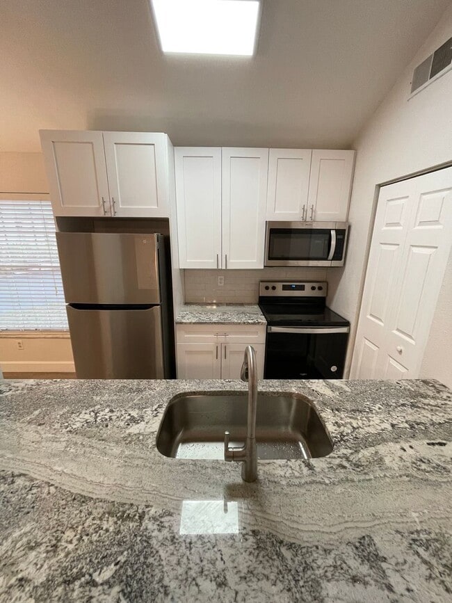 Building Photo - Amazing 3/2 located in desirable Palm Harb...