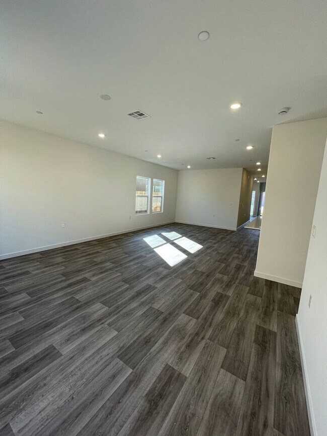 Building Photo - Modern Comfort Meets Family Living in Madera!