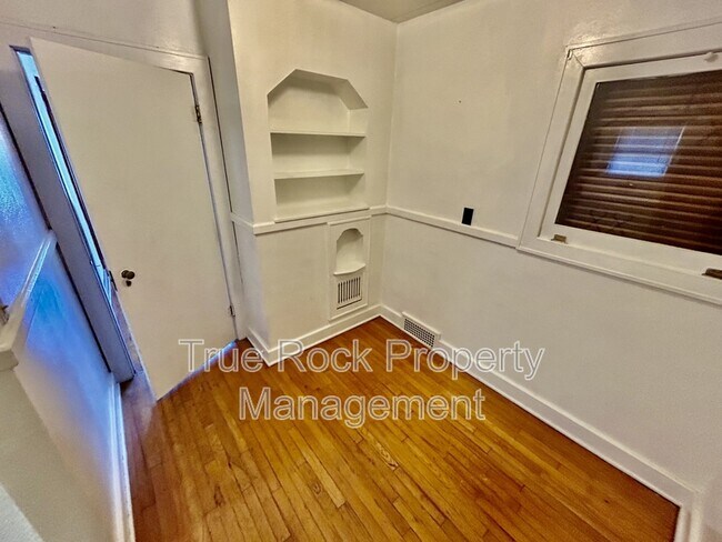 Foto del edificio - 1030 E 8th St