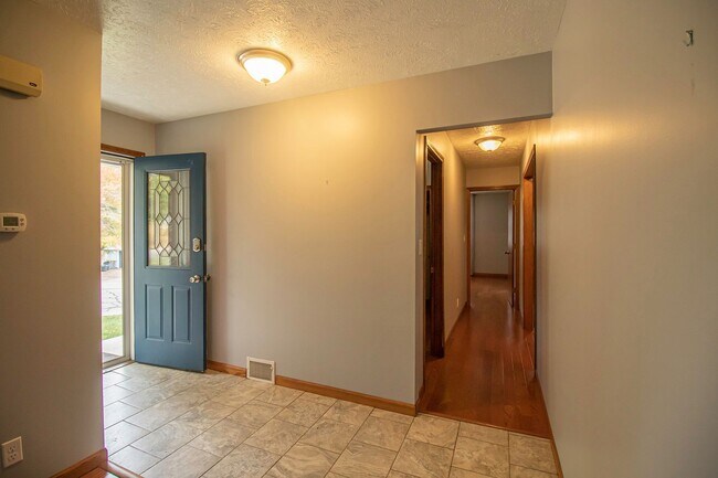 Foto del edificio - AVAILABLE AUGUST 15TH, 2026 - CHARMING 4 B...