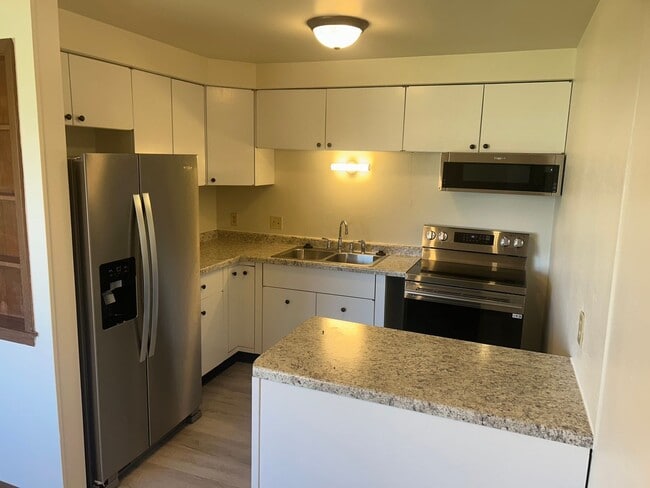 Building Photo - 2 Bedroom Lower in Neenah. Heat & Water included