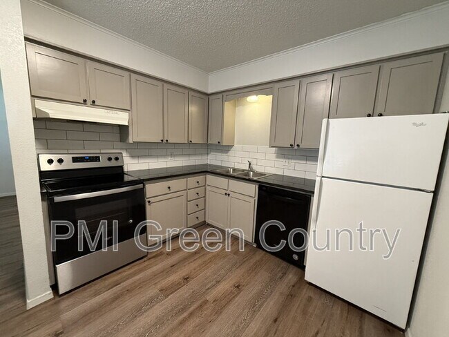Building Photo - 817 Park St