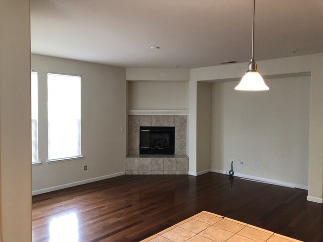 Building Photo - MOUNTAIN HOUSE 3 BEDROOM BEAUTY