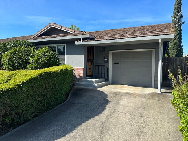 Building Photo - Remodeled 2 Bedroom Duplex in Beautiful Po...