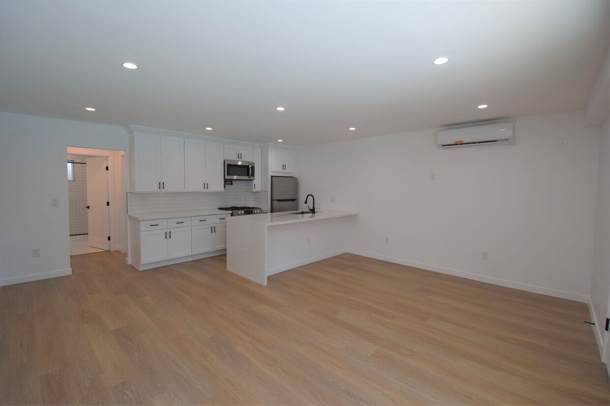 Foto principal - 12255 Burbank Boulevard