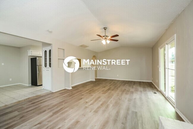 Foto del edificio - 3 Bedroom Pet-Friendly Home in YUKON, OK with Main Street Renewal