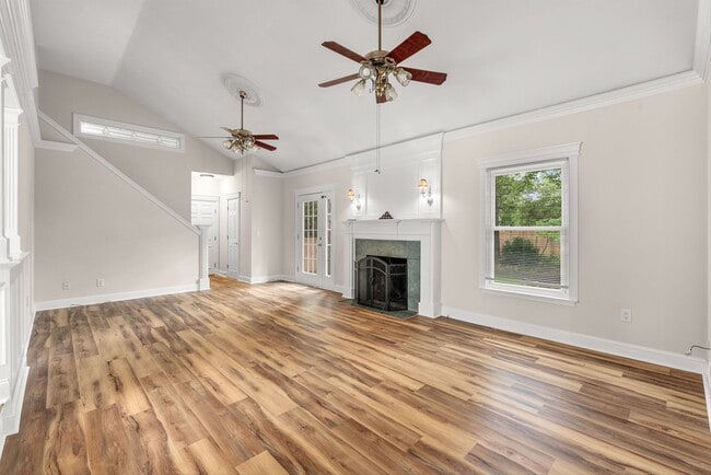 Foto del edificio - Lovely 3 BR, 2 BA Newly Renovated Ranch Home, Large Backyard with Koi Pond