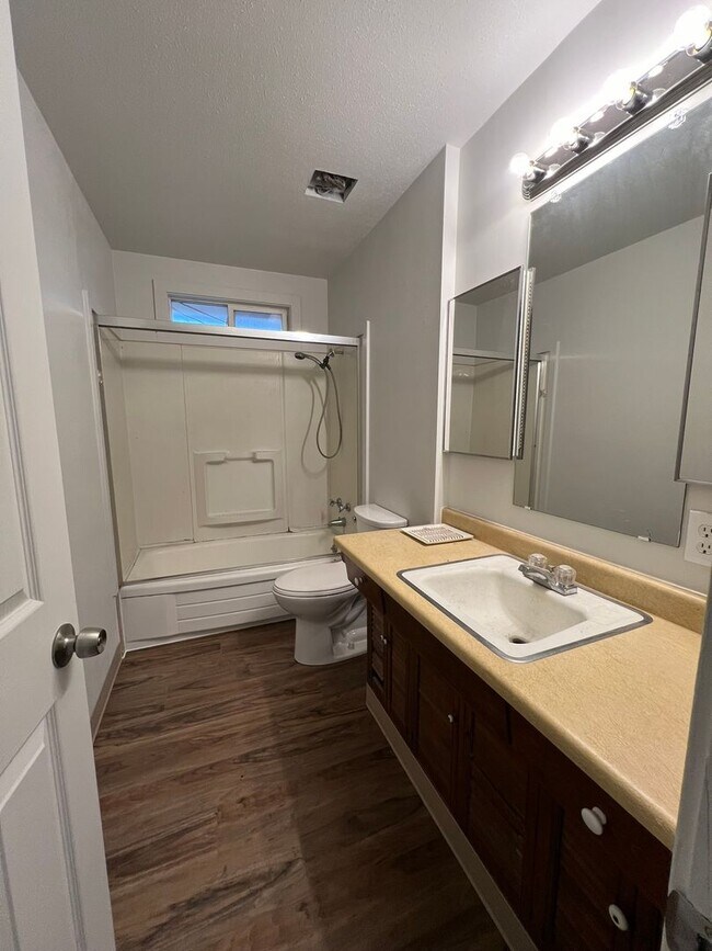 Building Photo - Three Bedroom, 1.5 Bathroom Home - Newly R...